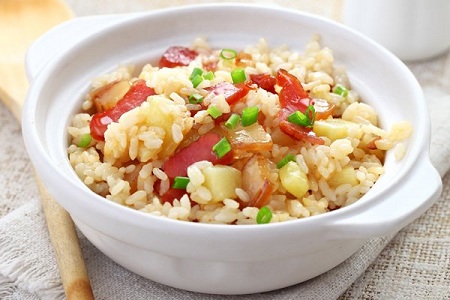 臘肉土豆?fàn)F飯怎么做 健康午餐制作方法
