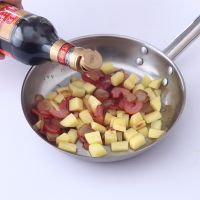 臘肉土豆?fàn)F飯怎么做 健康午餐制作方法