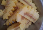 菠蘿里面發(fā)黑能吃嗎？切開菠蘿里面是黑色的怎么回事？