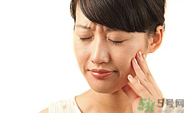 口腔潰瘍癥狀有哪些?經(jīng)?？谇粷兪鞘裁丛? width=