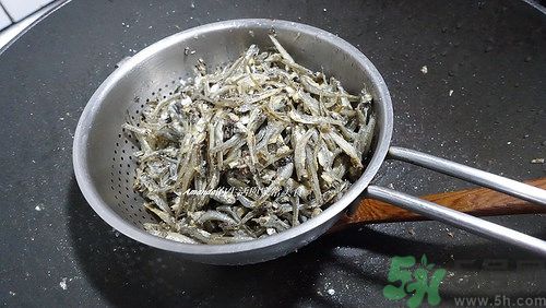 小魚干怎么炒好吃？蜜汁小魚干的做法