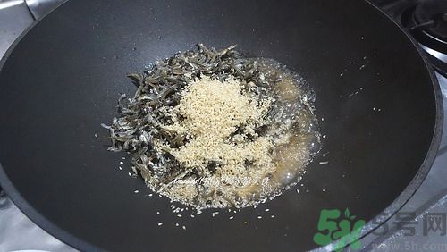 小魚干怎么炒好吃？蜜汁小魚干的做法