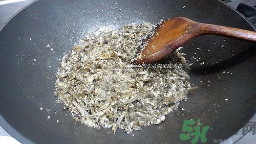 小魚干怎么炒好吃？蜜汁小魚干的做法