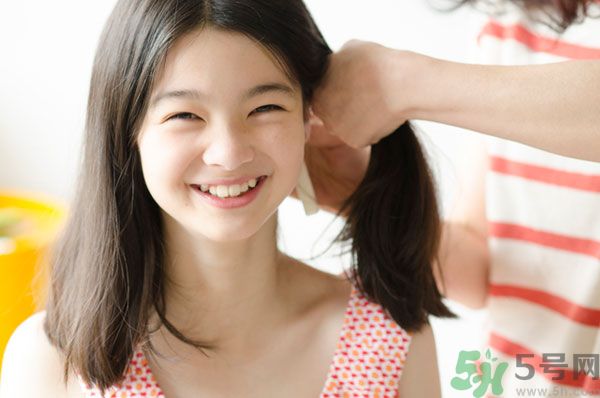 先用護發(fā)素還是先用洗發(fā)水？洗發(fā)水護發(fā)素的使用順序？