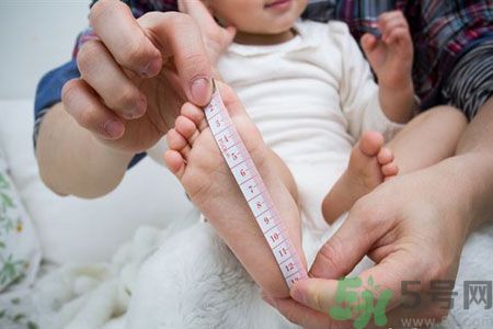 寶寶第一雙鞋有啥講究？寶寶學(xué)步鞋怎么選