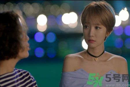 穿露肩服裝好搭配嗎？露肩衣服怎么搭配性感？