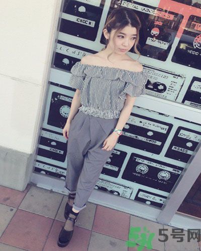 穿露肩服裝好搭配嗎？露肩衣服怎么搭配性感？