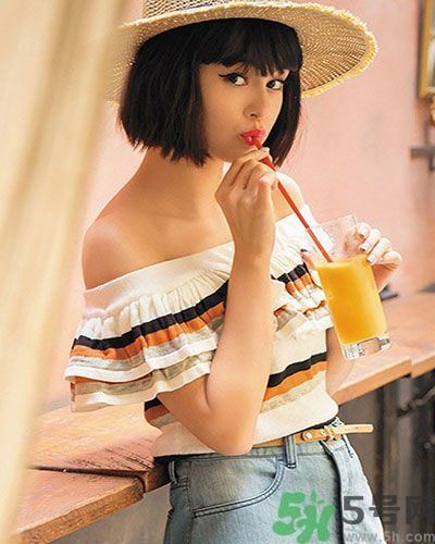 穿露肩服裝好搭配嗎？露肩衣服怎么搭配性感？