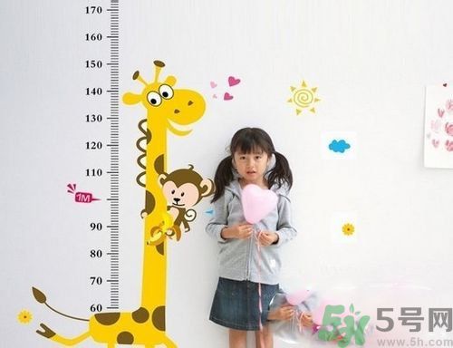 很多人都想長(zhǎng)高一點(diǎn)，確長(zhǎng)不高，只是想想而已，永遠(yuǎn)不行動(dòng)。很多人都嫌棄自己長(zhǎng)得太矮了，卻沒有什么補(bǔ)救措施。不要以為成年后就不能改變自己身高了。按著這個(gè)來，你會(huì)發(fā)現(xiàn)不一樣！