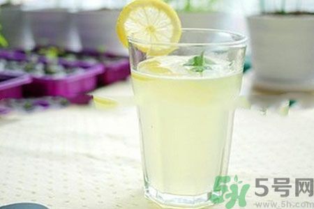 檸檬水怎么喝減肥？檸檬片用多少度的水泡最好？