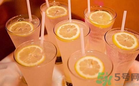 檸檬水怎么喝減肥？檸檬片用多少度的水泡最好？