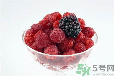 長痘痘肌膚干燥怎么辦？肌膚干燥吃什么食物好？