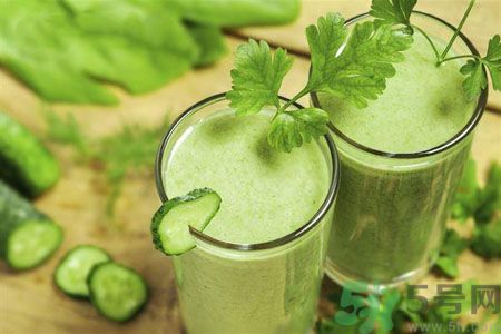 長痘痘肌膚干燥怎么辦？肌膚干燥吃什么食物好？