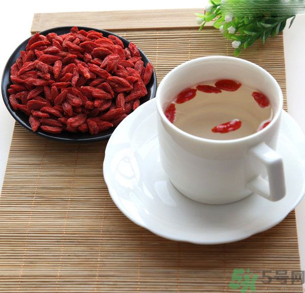 枸杞泡水有什么害處？枸杞泡水喝有什么好處？