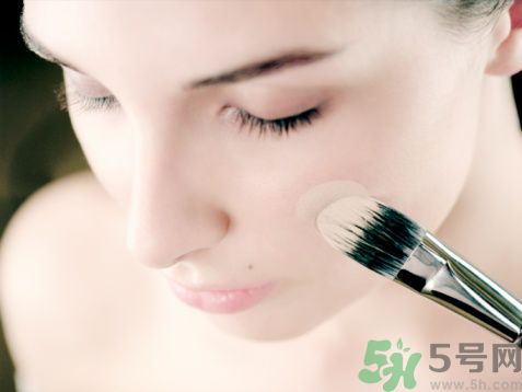 用什么粉餅美白效果好？粉餅與粉底液的區(qū)別？