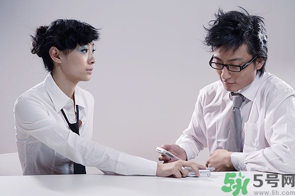 耳垂上有豎紋是怎么回事？山根有橫紋是什么?。?></p><p>心臟疾病的發(fā)生，通常是累積了一連串病因的結果，而非偶發(fā)事件。中醫(yī)治病講求治標更要治本，特別重視從疾病源頭來進行診斷與治療，尤其是在疾病成形之前予以阻斷，防范於未然，而非追著疾病跑。但是要跑在疾病前面，又要能從病因下手，真正需要的不是名醫(yī)，而是每個人都得親自參與這場健康守護戰(zhàn)，如此才能讓護心行動真的奏效。</p><p>《內經》說「心其華在面」。心經也分布到面部，所以臉部是觀察心臟功能的重要部位。</p><p>我平?？丛\時，因為需要讀寫健?？ㄙY料，插卡前都會瞄一下病人的照片。這個習慣有時也能幫上大忙，因為健?？ㄉ系恼掌ǔ１犬斚碌牟∪四贻p一些，很容易可以做一個臉部的比較，甚至可以看出一些端倪或疾病發(fā)展的趨勢。診療時，我會跟病人討論這些年來的差異和變化，也請他們回憶一些關鍵事件，順勢找出疾病的線索。</p><p style=