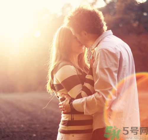男人劈腿的表現(xiàn)有哪些？怎么判斷一個(gè)男人是否劈腿？