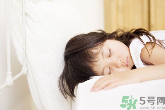 19歲女睡神走哪睡哪竟是??？什么是發(fā)作性睡??？