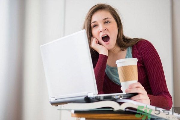 19歲女睡神走哪睡哪竟是?。渴裁词前l(fā)作性睡?。? width=