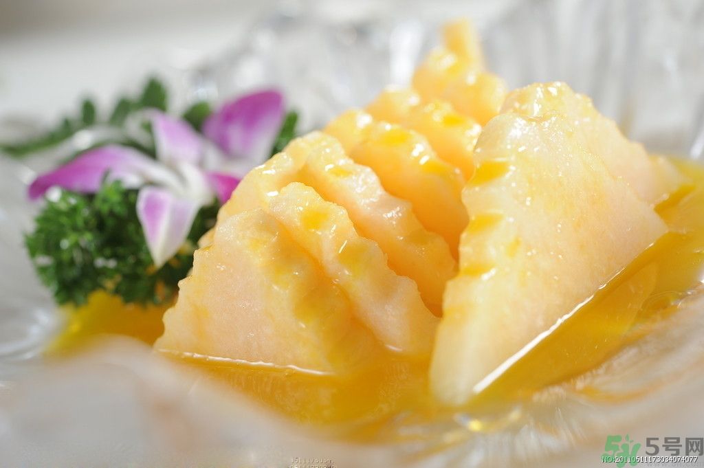 菠蘿發(fā)黑能吃嗎？菠蘿為什么要用鹽水泡？