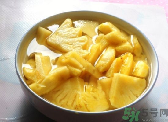 菠蘿發(fā)黑能吃嗎？菠蘿為什么要用鹽水泡？
