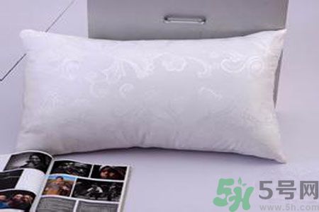 枕頭高好還是低好？睡覺不枕枕頭好不好？