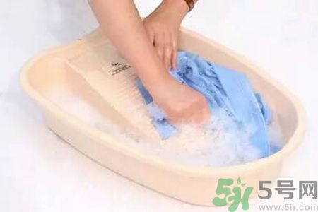 草莓汁弄到衣服上了怎么洗？怎么洗掉草莓汁？
