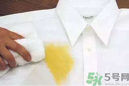 草莓汁弄到衣服上了怎么洗？怎么洗掉草莓汁？