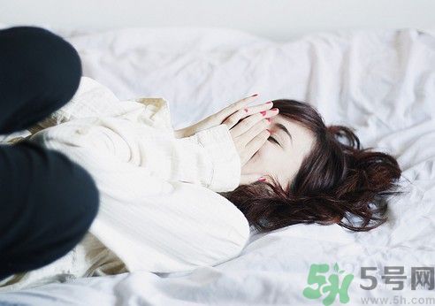 賴床女其實(shí)是個小女生 女朋友喜歡賴床怎么辦?