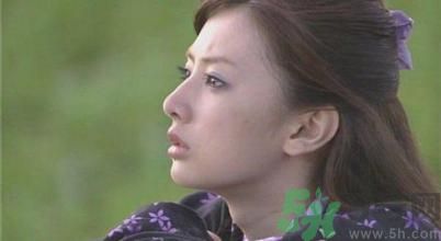 ?17歲女生有喉結(jié)正常嗎？17歲女生喉結(jié)突出怎么辦？