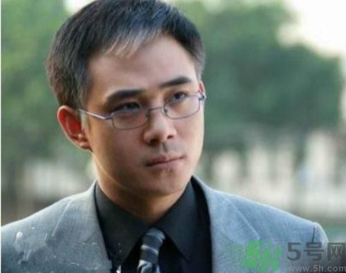 年輕人長白頭發(fā)怎么辦？年輕人長白頭發(fā)是什么原因？