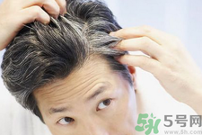 年輕人長白頭發(fā)怎么辦？年輕人長白頭發(fā)是什么原因？