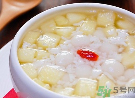 蘋果煮熟了還有營(yíng)養(yǎng)嗎？蘋果煮熟吃有什么好處？