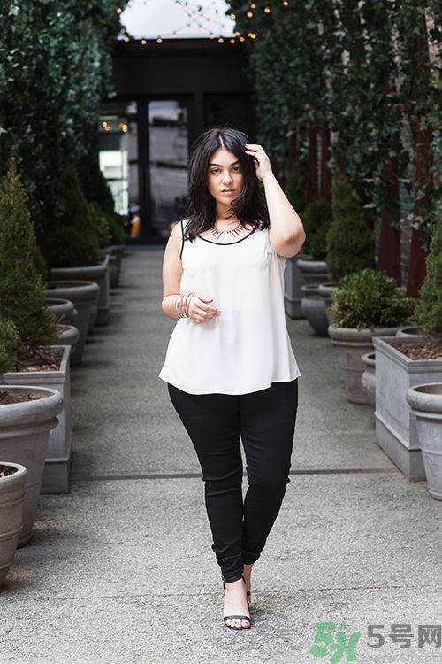 長(zhǎng)得胖女生怎么穿衣服顯瘦？胖女孩穿什么褲子好？