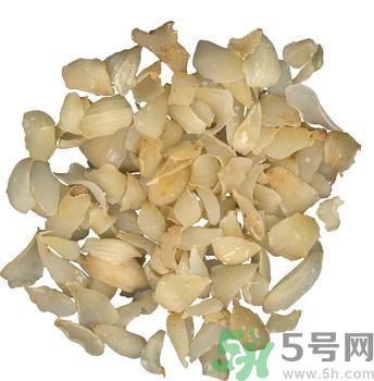 孕婦能吃百合,百合雖能補(bǔ)氣，亦傷肺氣，不宜多服。 另百合風(fēng)寒咳嗽、虛寒出血、脾胃不佳者忌食 百合味甘，性微寒。歸心、肺經(jīng)。 百合鮮品含黏液質(zhì)，具有潤(rùn)燥清熱作用，中醫(yī)用之治療肺燥或肺熱咳嗽等癥常能奏效。 功能主治 　　養(yǎng)陰潤(rùn)肺，清心安神。用于陰虛久咳，痰中帶血，虛煩驚悸，失眠多夢(mèng)，精神恍惚。 　　具有養(yǎng)陰潤(rùn)肺止咳功效，用于肺陰虛的燥熱咳嗽，痰中帶血，如百花膏。治肺虛久咳，勞嗽咯血，如百合固金湯。 　　具有清心安神功效，用于熱病余熱未清，虛煩驚悸，失眠多夢(mèng)等。藥用時(shí)煎服，10～30g。清心宜生用，潤(rùn)肺蜜炙用。 養(yǎng)陰清熱，滋補(bǔ)精血。 孕婦吃百合有什么好處 百合的營(yíng)養(yǎng)非常豐富，孕期吃點(diǎn)百合對(duì)胎兒有很大的幫助，百合別名蒜腦薯，其根如大蒜，味如山薯，既是甜美的食品，也是有益的藥物。孕婦吃百合能補(bǔ)充維生素B1、B2、鈣、磷、鉀等營(yíng)養(yǎng)成分。百合性平味甘，還能補(bǔ)中益氣，養(yǎng)陰潤(rùn)肺，止咳平喘，利大小便。 1、潤(rùn)肺止咳、清心安神，可用于肺癆咯血、肺虛久咳、虛煩驚悸、失眠及熱病后余熱未清、心煩口渴等癥。 2、美容功效，百合富含鉀，有利于加強(qiáng)肌肉興奮度，促使代謝功能協(xié)調(diào)，使皮膚富有彈性，減少皺紋。尤其適宜工作壓力大的人群。對(duì)面部扁平疣、痤瘡、雀斑、皮膚干燥等總是都有一定療效。常食可使肌膚潤(rùn)澤，皮膚白嫩，減少皺紋，延緩衰老。 3、百合還含有一種水解秋水仙堿，有滋養(yǎng)安神作用。 4、百合是一味滋補(bǔ)妙晶，補(bǔ)益而兼清潤(rùn)，最適宜于內(nèi)有虛火之虛弱癥者。 5、能保護(hù)血管、降低血漿膽固醇，有效預(yù)防高血壓，降低血糖。 6、食用百合能增進(jìn)大腸功能，促進(jìn)排便通暢。 7、百合含有的多種生物堿還能抑制癌細(xì)胞繁殖，有抗癌作用。 孕婦吃百合的注意事項(xiàng) 百合富含蛋白質(zhì)、糖、磷、鐵以及多種微量元素，孕婦吃百合不僅能補(bǔ)充身體所需的能量微量元素，還可以開胃、安神，有助于增強(qiáng)體質(zhì)的作用。但這并不意味百合對(duì)孕婦都是安全的，孕婦在食用的時(shí)候也有需要注意的地方哦。 1、風(fēng)寒咳嗽、虛寒出血、脾胃不佳者忌食百合 從對(duì)鼠類、犬類的實(shí)驗(yàn)中發(fā)現(xiàn)長(zhǎng)時(shí)間大劑量食用會(huì)導(dǎo)致肺、腎的損壞及對(duì)白細(xì)胞、野生百合全株血小板的影響，即使是食用百合也有一定毒性，建議使用前向醫(yī)師咨詢。直接接觸生的球莖可能會(huì)引起皮膚瘙癢，吞噬生的球莖可能會(huì)引起嘔吐、拉肚子等癥狀。 2、對(duì)百合過(guò)敏的人不宜吃百合 百合有可能成為過(guò)敏原的，如果是對(duì)百合過(guò)敏的話，食用百合就可能造成皮膚紅腫、經(jīng)常性腹瀉、消化不良、頭痛、咽喉疼痛、哮喘等過(guò)敏癥狀了，所以此類人群也要避免食用百合。 3、不宜多吃 百合作為一種保健食品同時(shí)也是一種良好的藥材。是藥三分毒，長(zhǎng)期食用對(duì)身體會(huì)有較大的傷害，如產(chǎn)生對(duì)此藥物的依賴性。所以孕婦不宜多吃。 4、選擇新鮮優(yōu)質(zhì)的百合 新鮮的食材做出的菜肴風(fēng)味好，營(yíng)養(yǎng)價(jià)值高，所以很多人都喜歡吃。購(gòu)買新鮮的百合時(shí)應(yīng)挑選個(gè)大的、顏色白、瓣勻、肉質(zhì)厚、底部凹處泥土少的。如果百合顏色發(fā)黃、凹處泥土濕潤(rùn)，可能已經(jīng)爛心，此時(shí)就不宜食用了。如果是購(gòu)買干百合的話，則是已干燥、無(wú)雜質(zhì)、肉厚且晶瑩剔透為佳。 5、不宜直接碰觸新鮮百合 百合具有一定毒性，直接接觸生的球莖可能會(huì)引起皮膚瘙癢，吞噬生的球莖可能會(huì)引起嘔吐、拉肚子等癥狀。 6、烹調(diào)方式健康 孕期飲食不宜過(guò)重口味，孕婦吃百合的時(shí)候應(yīng)盡量避免高油高溫過(guò)久的方式，以免上火、消化不良不舒服。