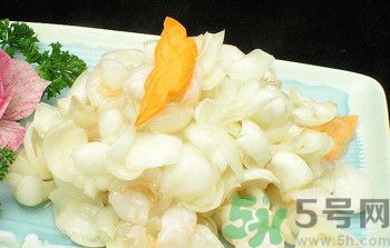 孕婦能吃百合,百合雖能補(bǔ)氣，亦傷肺氣，不宜多服。 另百合風(fēng)寒咳嗽、虛寒出血、脾胃不佳者忌食 百合味甘，性微寒。歸心、肺經(jīng)。 百合鮮品含黏液質(zhì)，具有潤(rùn)燥清熱作用，中醫(yī)用之治療肺燥或肺熱咳嗽等癥常能奏效。 功能主治 　　養(yǎng)陰潤(rùn)肺，清心安神。用于陰虛久咳，痰中帶血，虛煩驚悸，失眠多夢(mèng)，精神恍惚。 　　具有養(yǎng)陰潤(rùn)肺止咳功效，用于肺陰虛的燥熱咳嗽，痰中帶血，如百花膏。治肺虛久咳，勞嗽咯血，如百合固金湯。 　　具有清心安神功效，用于熱病余熱未清，虛煩驚悸，失眠多夢(mèng)等。藥用時(shí)煎服，10～30g。清心宜生用，潤(rùn)肺蜜炙用。 養(yǎng)陰清熱，滋補(bǔ)精血。 孕婦吃百合有什么好處 百合的營(yíng)養(yǎng)非常豐富，孕期吃點(diǎn)百合對(duì)胎兒有很大的幫助，百合別名蒜腦薯，其根如大蒜，味如山薯，既是甜美的食品，也是有益的藥物。孕婦吃百合能補(bǔ)充維生素B1、B2、鈣、磷、鉀等營(yíng)養(yǎng)成分。百合性平味甘，還能補(bǔ)中益氣，養(yǎng)陰潤(rùn)肺，止咳平喘，利大小便。 1、潤(rùn)肺止咳、清心安神，可用于肺癆咯血、肺虛久咳、虛煩驚悸、失眠及熱病后余熱未清、心煩口渴等癥。 2、美容功效，百合富含鉀，有利于加強(qiáng)肌肉興奮度，促使代謝功能協(xié)調(diào)，使皮膚富有彈性，減少皺紋。尤其適宜工作壓力大的人群。對(duì)面部扁平疣、痤瘡、雀斑、皮膚干燥等總是都有一定療效。常食可使肌膚潤(rùn)澤，皮膚白嫩，減少皺紋，延緩衰老。 3、百合還含有一種水解秋水仙堿，有滋養(yǎng)安神作用。 4、百合是一味滋補(bǔ)妙晶，補(bǔ)益而兼清潤(rùn)，最適宜于內(nèi)有虛火之虛弱癥者。 5、能保護(hù)血管、降低血漿膽固醇，有效預(yù)防高血壓，降低血糖。 6、食用百合能增進(jìn)大腸功能，促進(jìn)排便通暢。 7、百合含有的多種生物堿還能抑制癌細(xì)胞繁殖，有抗癌作用。 孕婦吃百合的注意事項(xiàng) 百合富含蛋白質(zhì)、糖、磷、鐵以及多種微量元素，孕婦吃百合不僅能補(bǔ)充身體所需的能量微量元素，還可以開胃、安神，有助于增強(qiáng)體質(zhì)的作用。但這并不意味百合對(duì)孕婦都是安全的，孕婦在食用的時(shí)候也有需要注意的地方哦。 1、風(fēng)寒咳嗽、虛寒出血、脾胃不佳者忌食百合 從對(duì)鼠類、犬類的實(shí)驗(yàn)中發(fā)現(xiàn)長(zhǎng)時(shí)間大劑量食用會(huì)導(dǎo)致肺、腎的損壞及對(duì)白細(xì)胞、野生百合全株血小板的影響，即使是食用百合也有一定毒性，建議使用前向醫(yī)師咨詢。直接接觸生的球莖可能會(huì)引起皮膚瘙癢，吞噬生的球莖可能會(huì)引起嘔吐、拉肚子等癥狀。 2、對(duì)百合過(guò)敏的人不宜吃百合 百合有可能成為過(guò)敏原的，如果是對(duì)百合過(guò)敏的話，食用百合就可能造成皮膚紅腫、經(jīng)常性腹瀉、消化不良、頭痛、咽喉疼痛、哮喘等過(guò)敏癥狀了，所以此類人群也要避免食用百合。 3、不宜多吃 百合作為一種保健食品同時(shí)也是一種良好的藥材。是藥三分毒，長(zhǎng)期食用對(duì)身體會(huì)有較大的傷害，如產(chǎn)生對(duì)此藥物的依賴性。所以孕婦不宜多吃。 4、選擇新鮮優(yōu)質(zhì)的百合 新鮮的食材做出的菜肴風(fēng)味好，營(yíng)養(yǎng)價(jià)值高，所以很多人都喜歡吃。購(gòu)買新鮮的百合時(shí)應(yīng)挑選個(gè)大的、顏色白、瓣勻、肉質(zhì)厚、底部凹處泥土少的。如果百合顏色發(fā)黃、凹處泥土濕潤(rùn)，可能已經(jīng)爛心，此時(shí)就不宜食用了。如果是購(gòu)買干百合的話，則是已干燥、無(wú)雜質(zhì)、肉厚且晶瑩剔透為佳。 5、不宜直接碰觸新鮮百合 百合具有一定毒性，直接接觸生的球莖可能會(huì)引起皮膚瘙癢，吞噬生的球莖可能會(huì)引起嘔吐、拉肚子等癥狀。 6、烹調(diào)方式健康 孕期飲食不宜過(guò)重口味，孕婦吃百合的時(shí)候應(yīng)盡量避免高油高溫過(guò)久的方式，以免上火、消化不良不舒服。