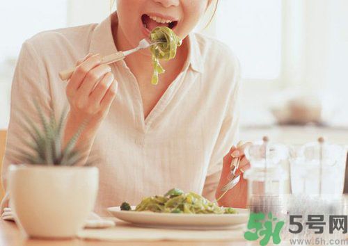 胃潰瘍吃什么食物好？調(diào)理胃潰瘍的方法有哪些？