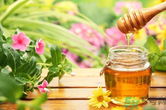 胃潰瘍可以喝蜂蜜嗎？服用蜂蜜要注意什么？