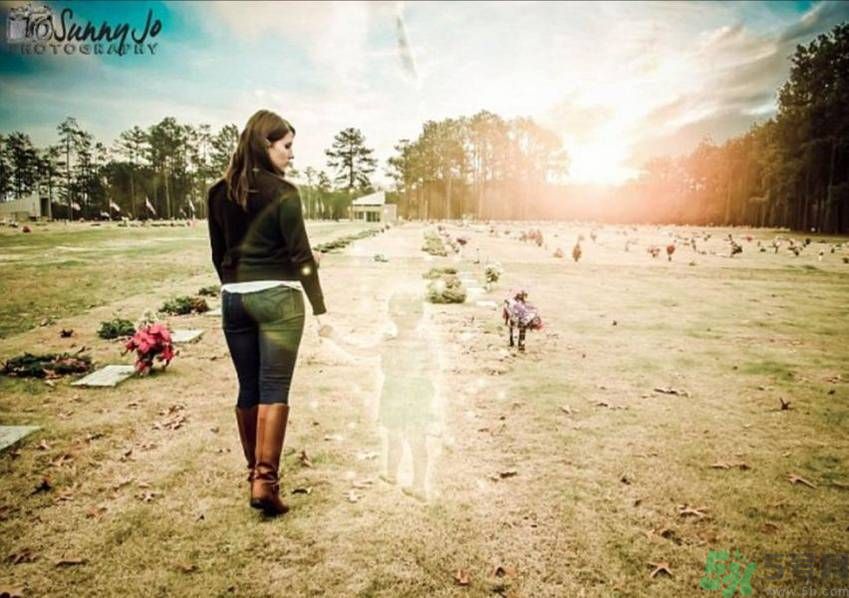 美國一母親虐待女兒致死后 找人P圖合照好嗎？