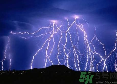一家人掃墓遭雷擊是怎么回事？出行怎樣避雷？