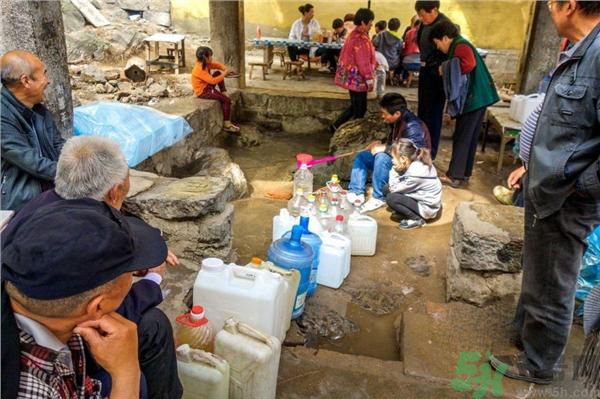 市民翻山排隊(duì)取靈水是怎么回事？靈水在哪里？