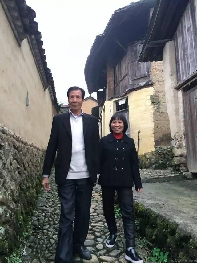 浙江富翁棄億萬(wàn)資產(chǎn)與農(nóng)婦結(jié)婚  怎樣追求真愛(ài)才好？