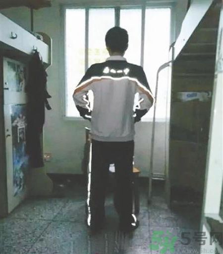 校服帶反光標(biāo)志防早戀是怎么回事？校服為什么要帶反光標(biāo)志？