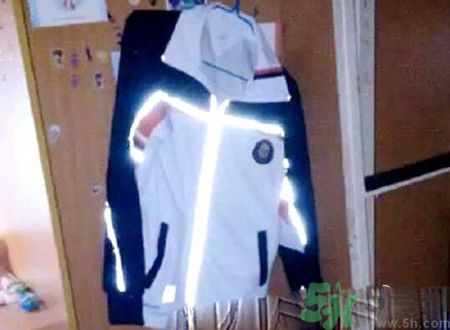 校服帶反光標(biāo)志防早戀是怎么回事？校服為什么要帶反光標(biāo)志？