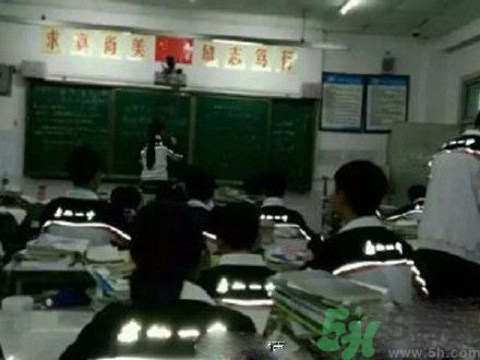 校服帶反光標(biāo)志防早戀是怎么回事？校服為什么要帶反光標(biāo)志？