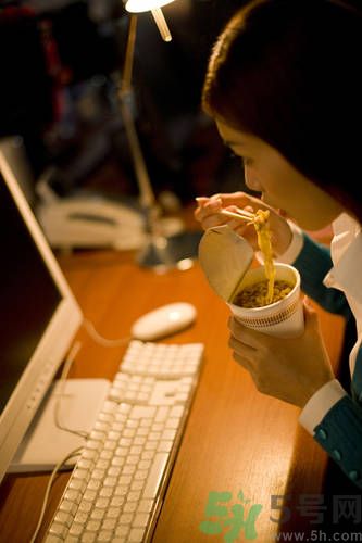 晚上12點吃東西好嗎？晚上12點吃東西會胖嗎？