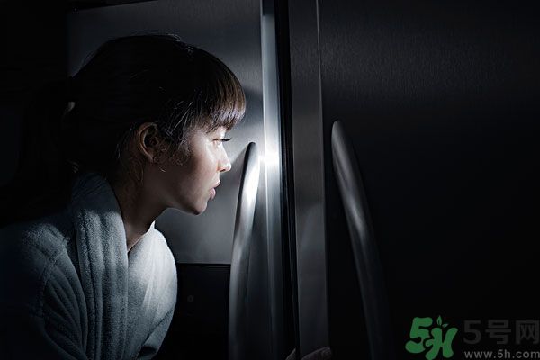 晚上12點吃東西好嗎？晚上12點吃東西會胖嗎？