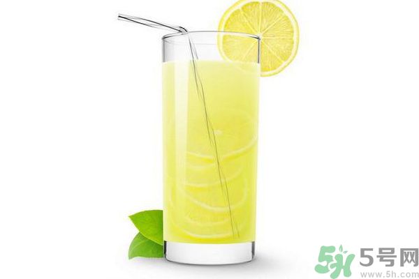 每天喝檸檬水能美白嗎？每天喝檸檬水好不好？