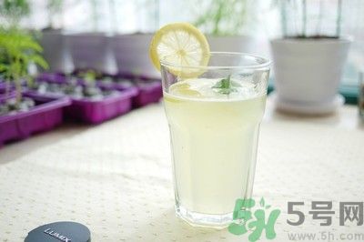 每天喝檸檬水能美白嗎？每天喝檸檬水好不好？