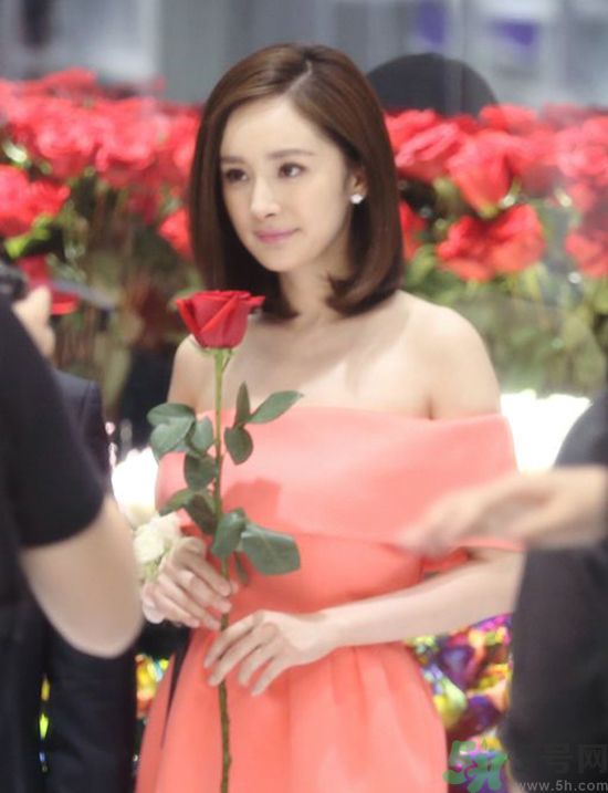 一字肩衣服適合什么人？一字肩衣服怎么穿？